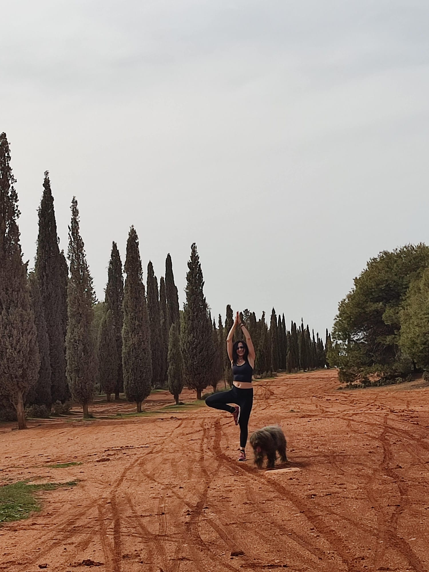 María Eugenia practicando yoga en un sendero natural