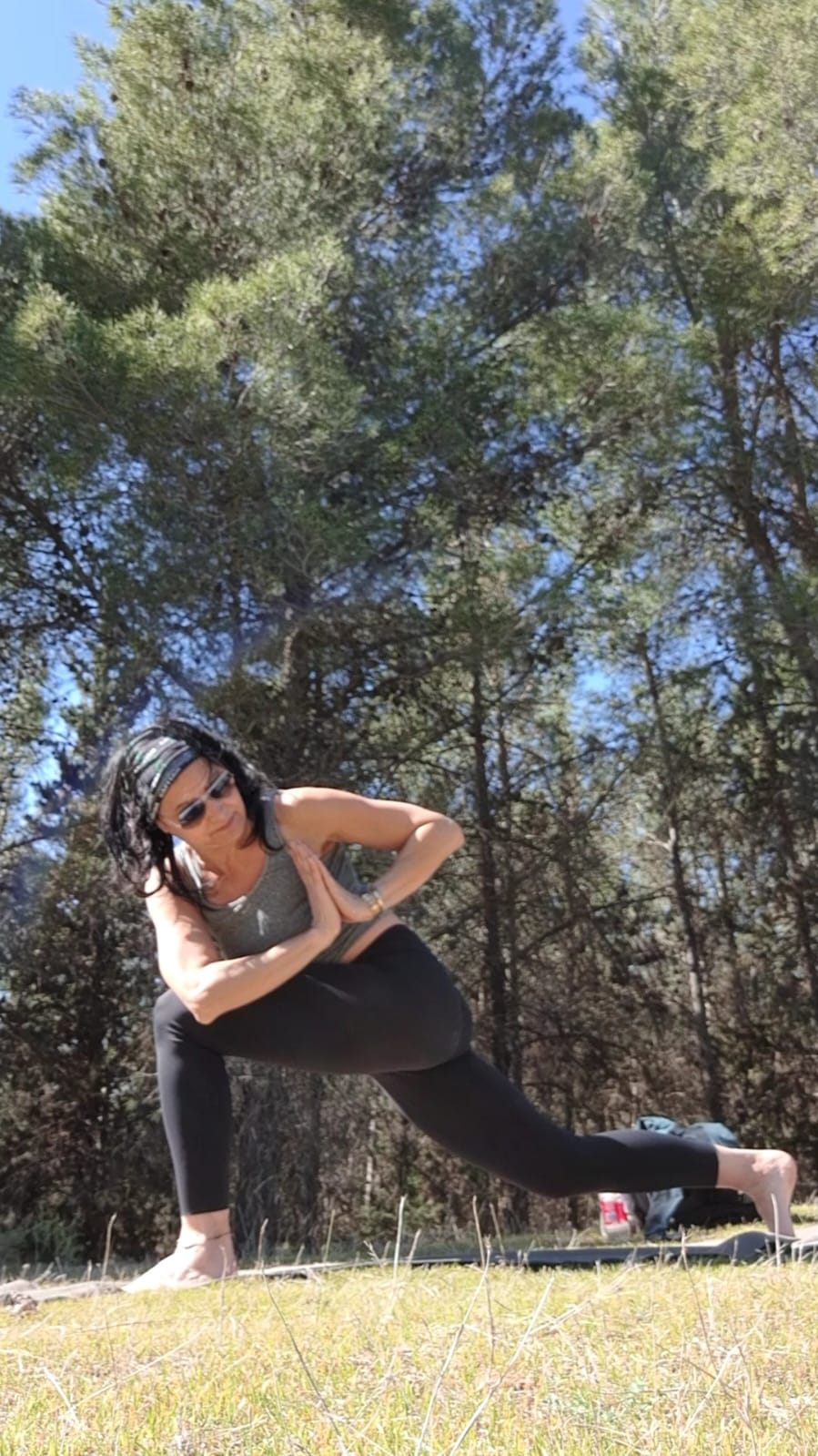 María Eugenia practicando yoga en la naturaleza