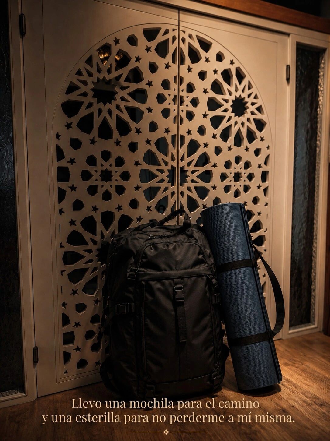 Mochila de viaje y esterilla de yoga preparadas para emprender el camino hacia el norte