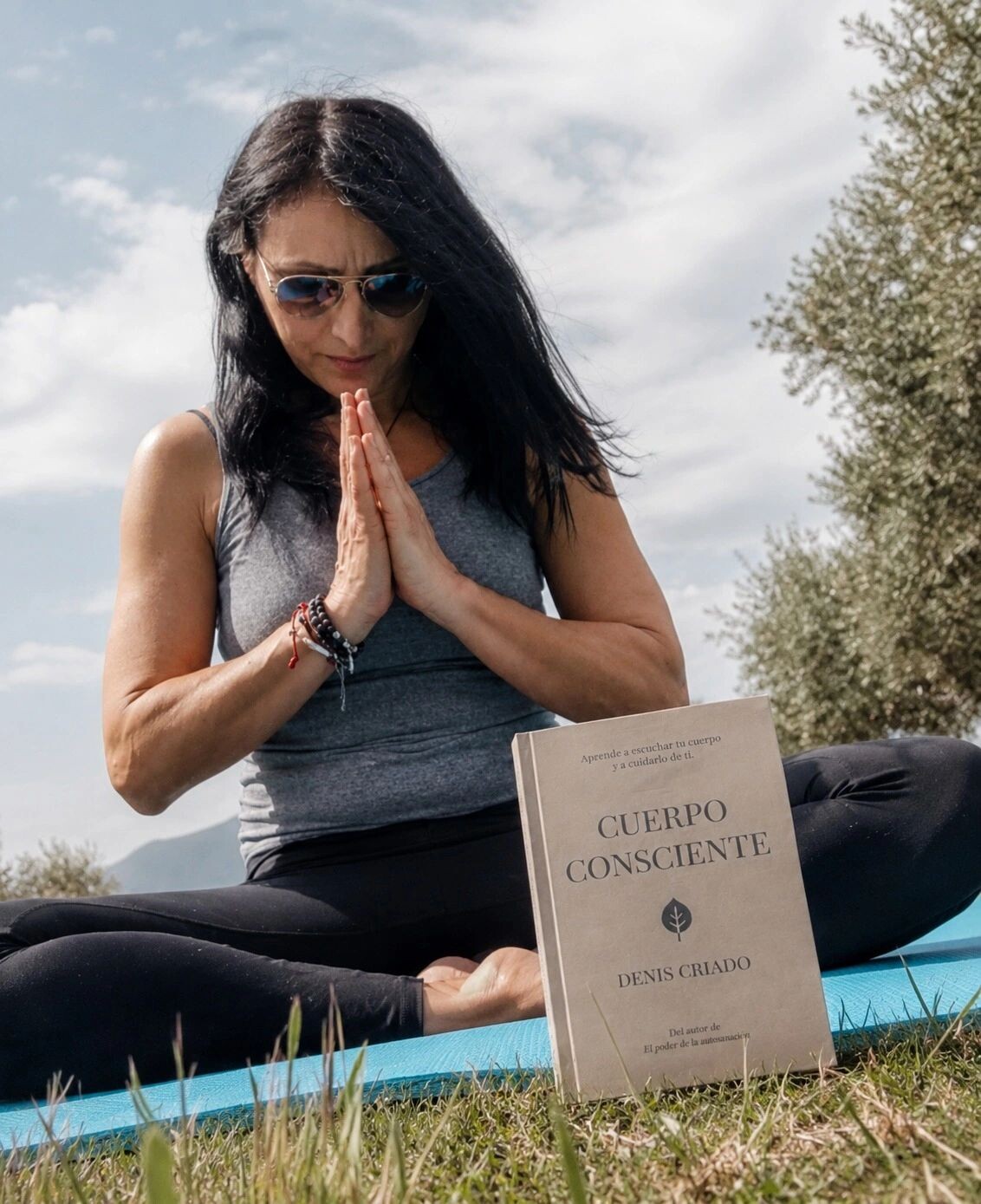 María Eugenia practicando junto al libro Cuerpo consciente, de Denis Criado