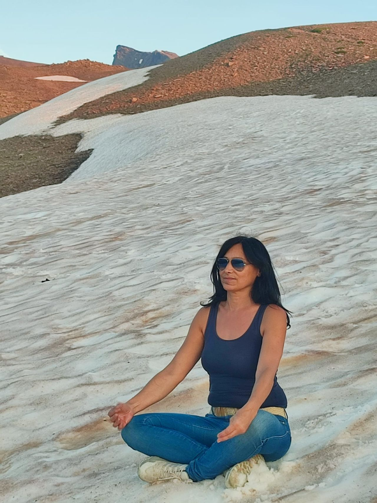 María Eugenia meditando en un paisaje de alta montaña
