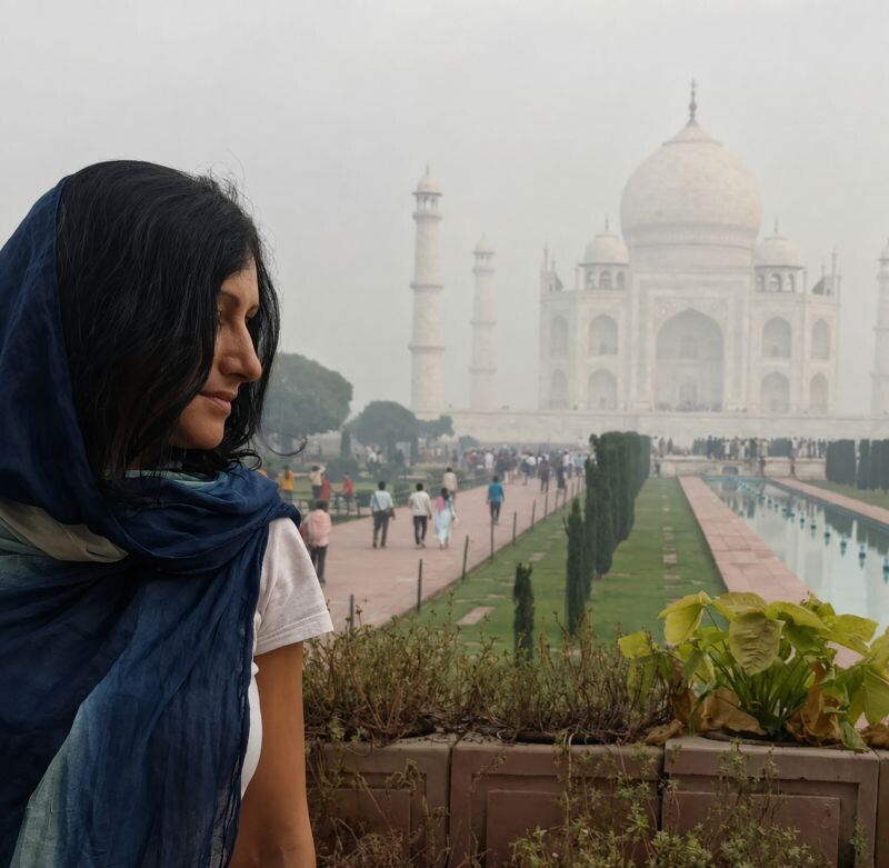 María Eugenia ante el Taj Mahal durante su viaje a India