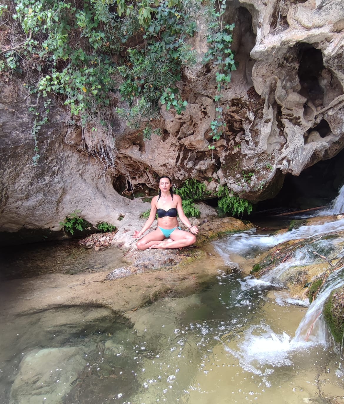 María Eugenia meditando junto a una cascada