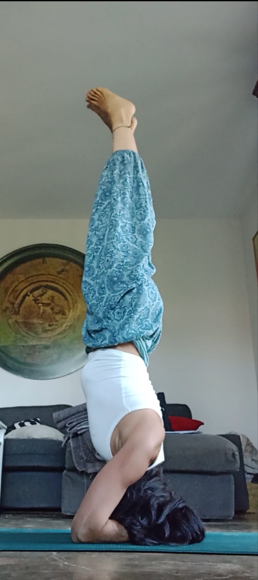 María Eugenia practicando sirsasana
