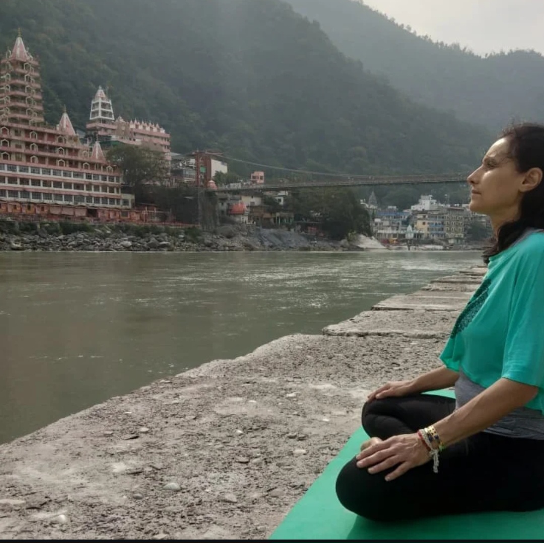 María Eugenia meditando junto al Ganges en Rishikesh