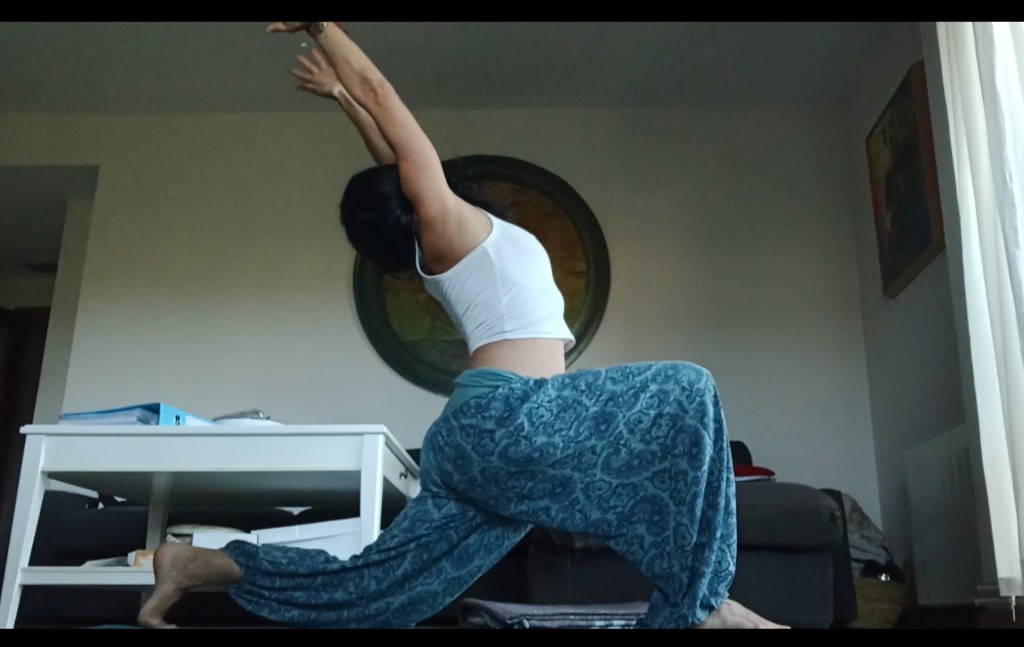 María Eugenia practicando una apertura lateral en casa