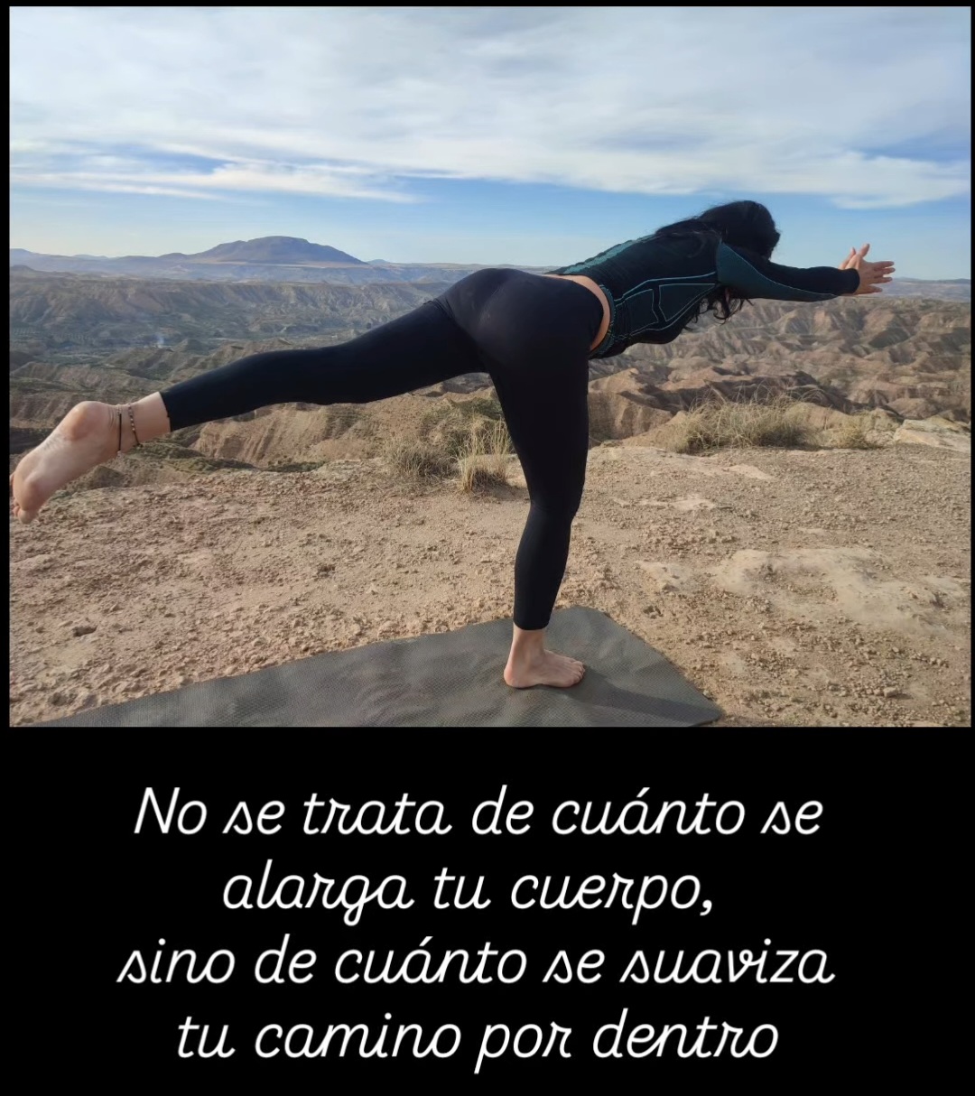 Equilibrio de yoga en la montaña con una reflexión sobre el camino