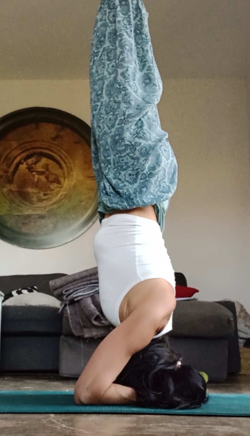 María Eugenia en una postura invertida