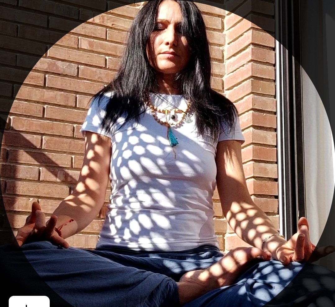 María Eugenia meditando entre luces y sombras