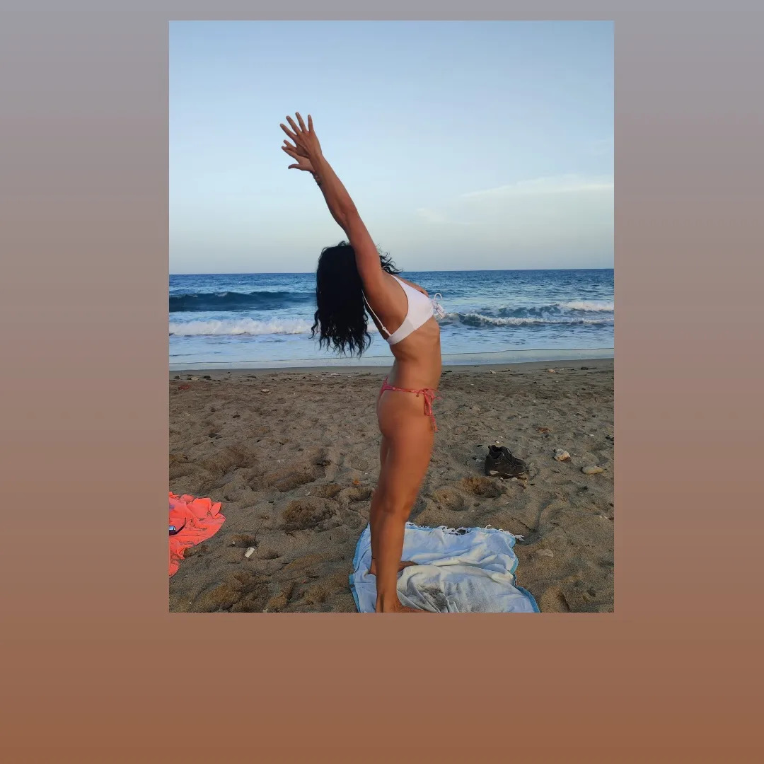 María Eugenia practicando yoga frente al mar