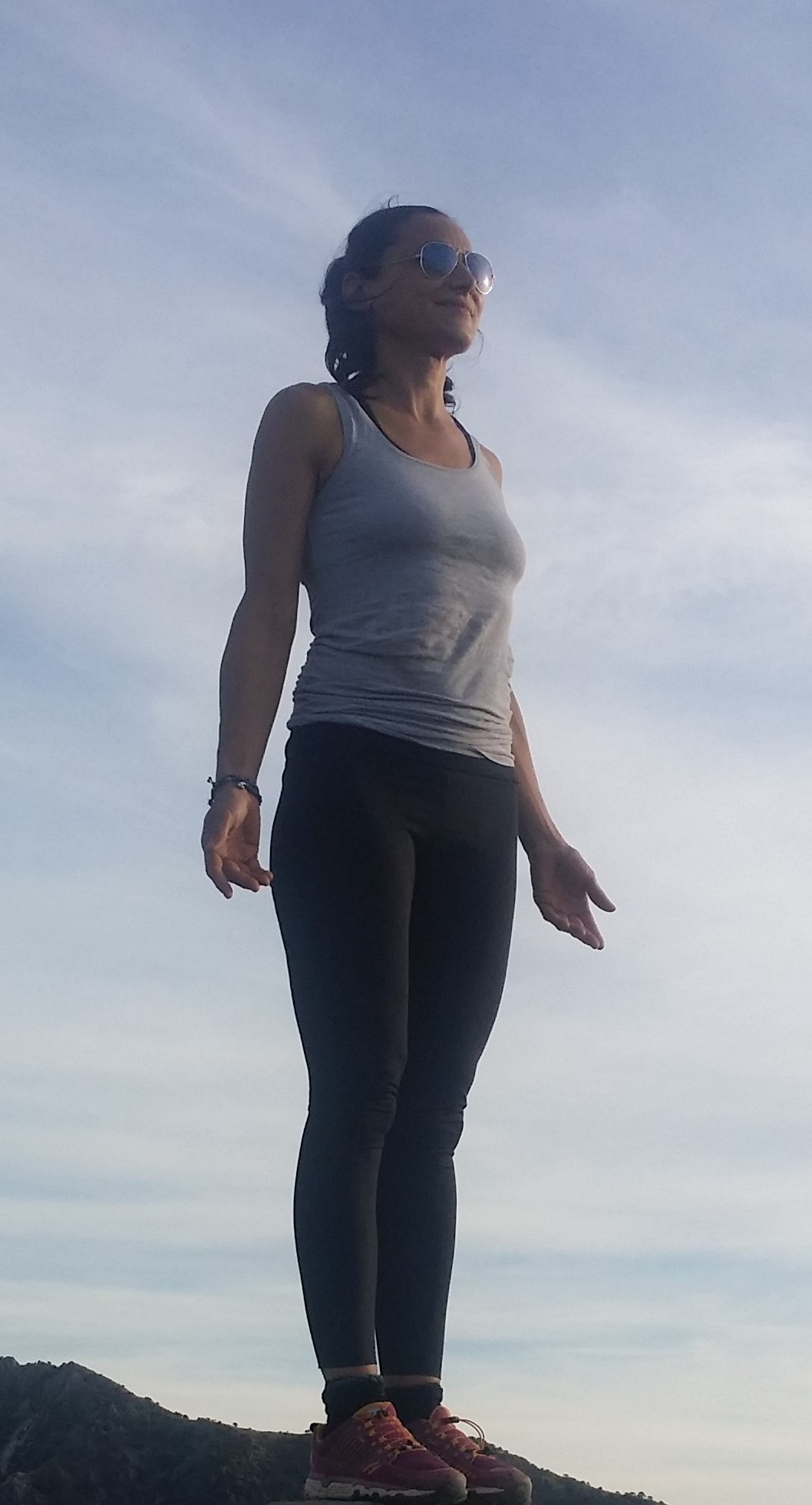 María Eugenia de pie en la montaña