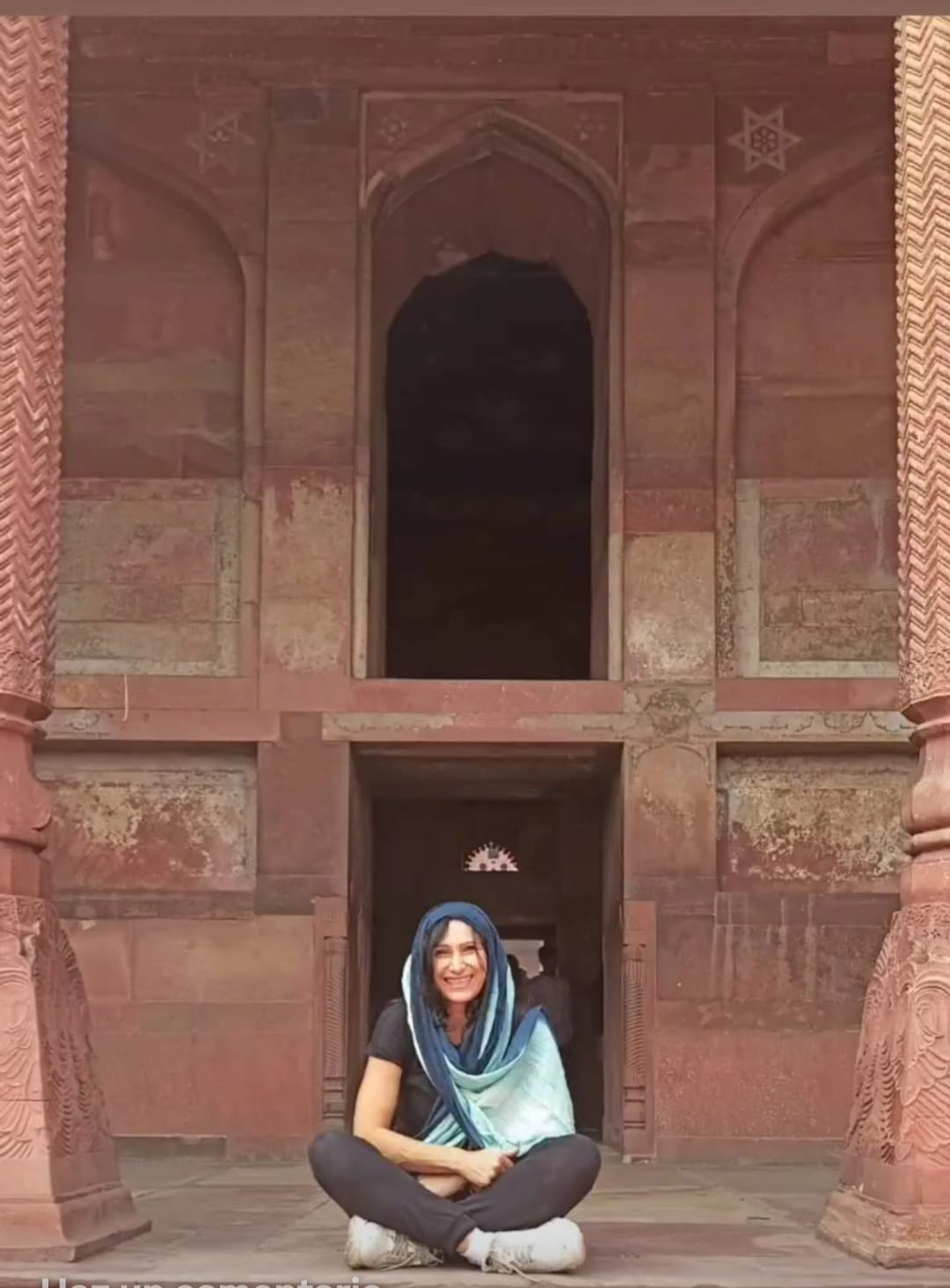 María Eugenia en un espacio histórico de India