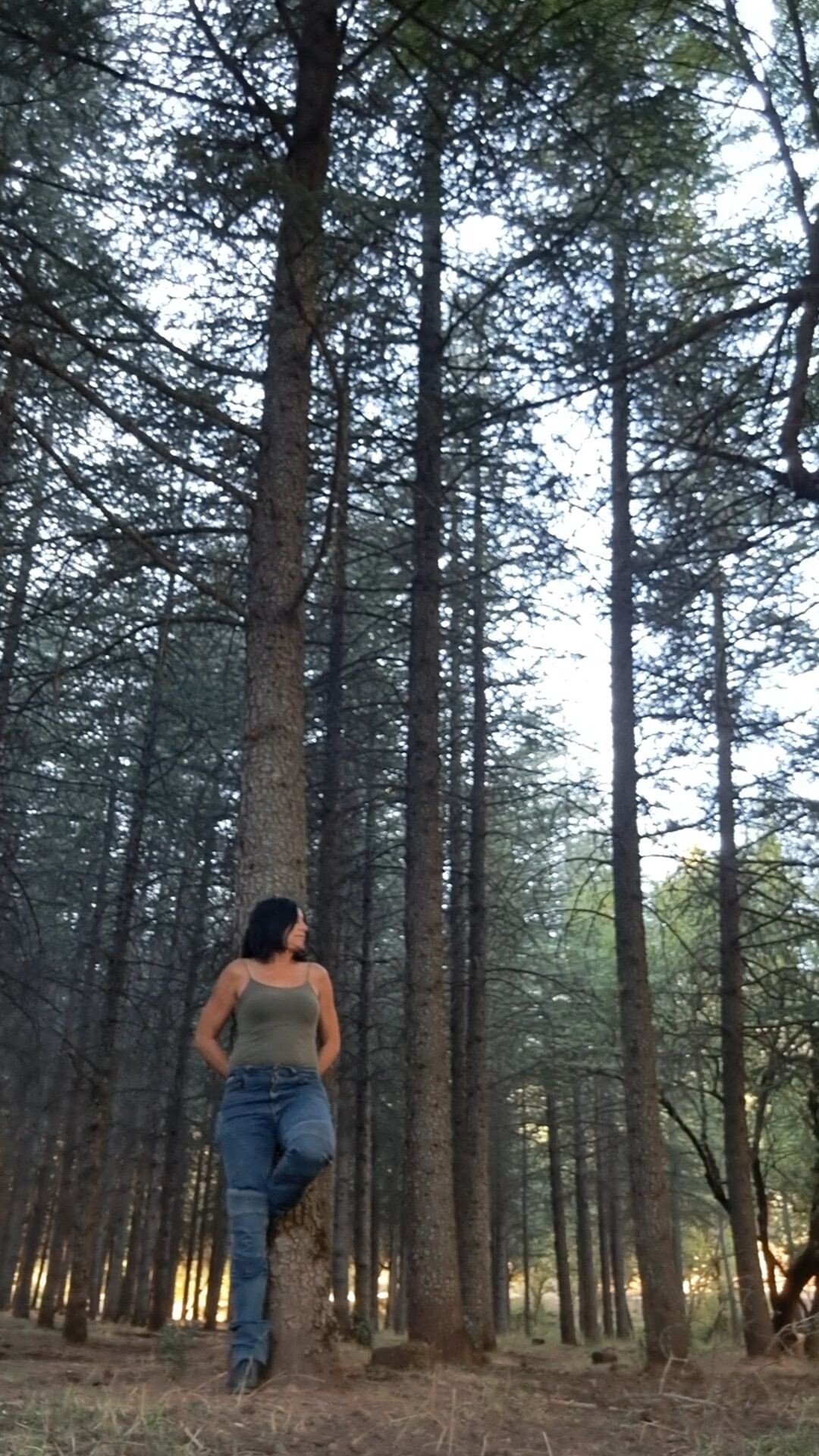 María Eugenia caminando por el bosque