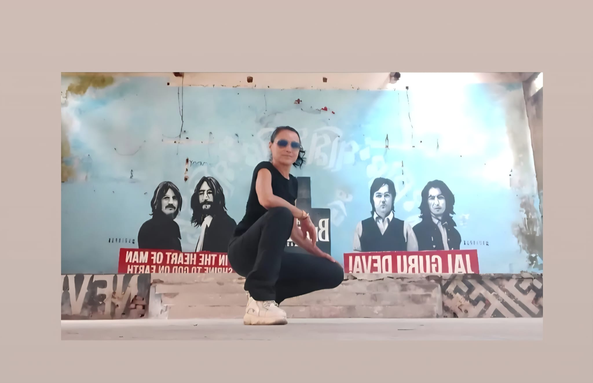 María Eugenia ante un mural urbano
