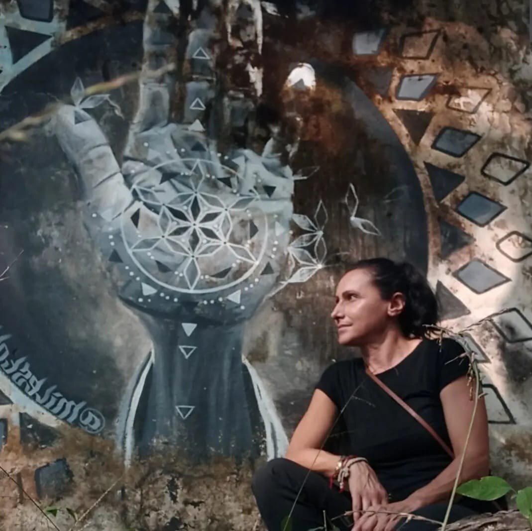 María Eugenia junto a un mural simbólico