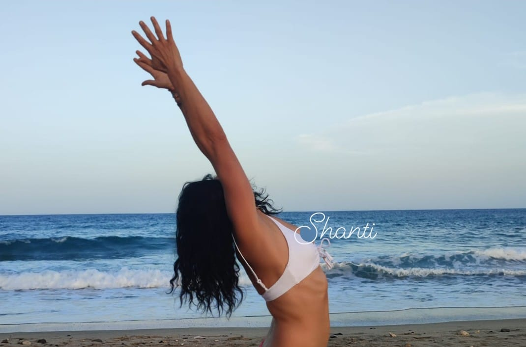 Práctica de yoga frente al mar